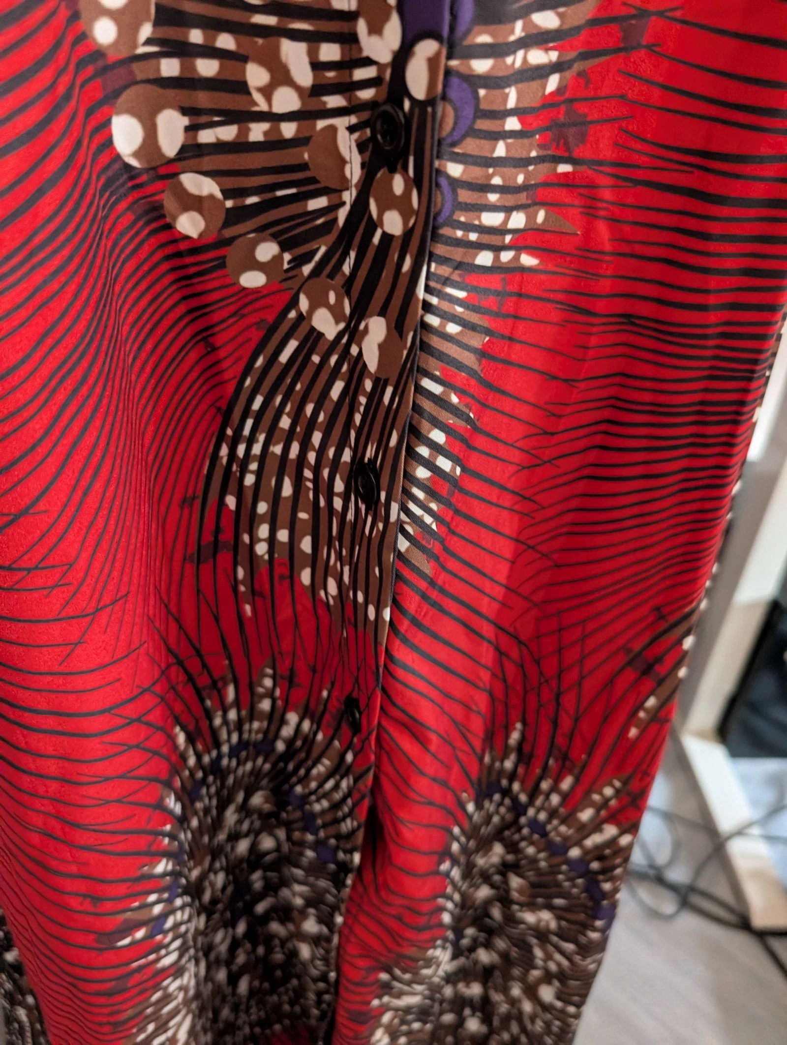Maravilhoso Vestido longo estilo camisa com estampa gráfica vermelha e preta elegante - Tamanho 0XL – photo 3